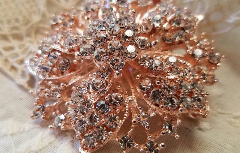 Elegant Rose Gold Brooches: A Style Guide